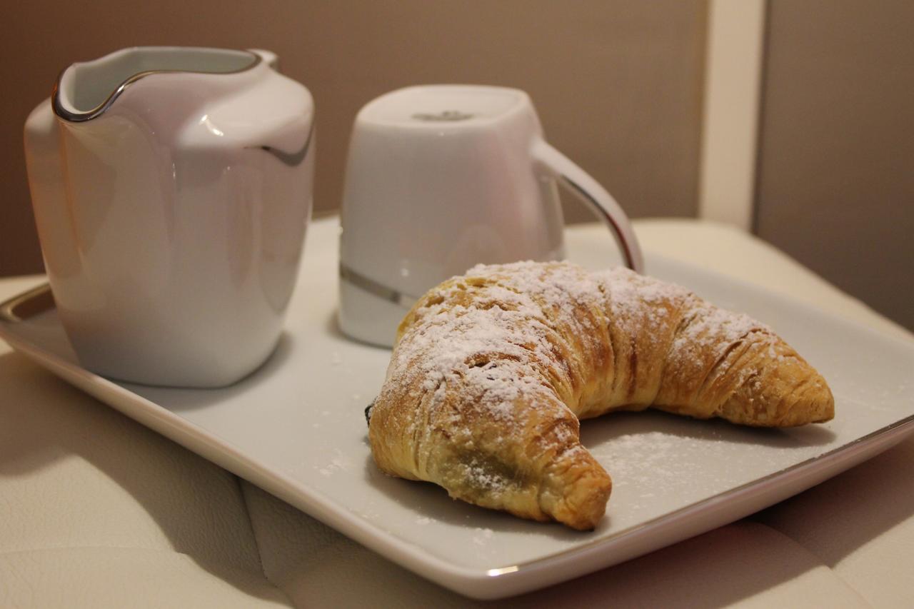 Al 68 Di Piazza Cavour Bed & Breakfast Napoli Bagian luar foto