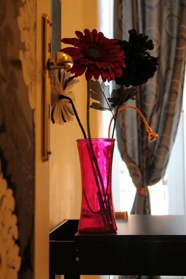 Al 68 Di Piazza Cavour Bed & Breakfast Napoli Bagian luar foto
