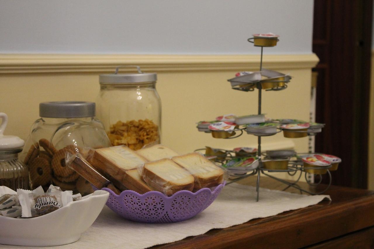 Al 68 Di Piazza Cavour Bed & Breakfast Napoli Bagian luar foto